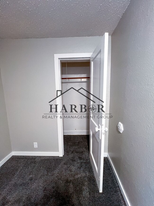 Building Photo - Recently Renovated 2 Bedroom Home!! Special: Half Off First Months Rent