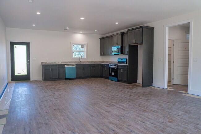 Building Photo - "Charming 3-Bedroom Retreat with 2 Full Baths in Fort Payne – Spacious 1,508 Sq. Ft. Gem!"