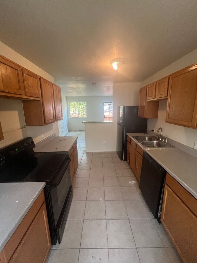 Foto del edificio - Spacious 4 Bed / 2 Bath Unit in Westwood C...