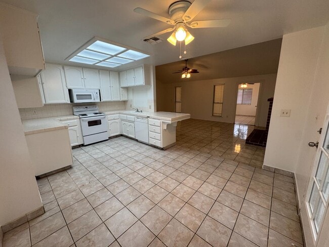 Foto del edificio - 6348 N Genoa Ave