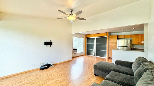 Foto del edificio - 2 BED/2 BATH/2 PRKG + Washer/Dryer INSIDE ...