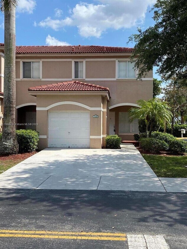 7980 S Southwood Cir, Davie, FL 33328 Townhome Rentals in Davie FL