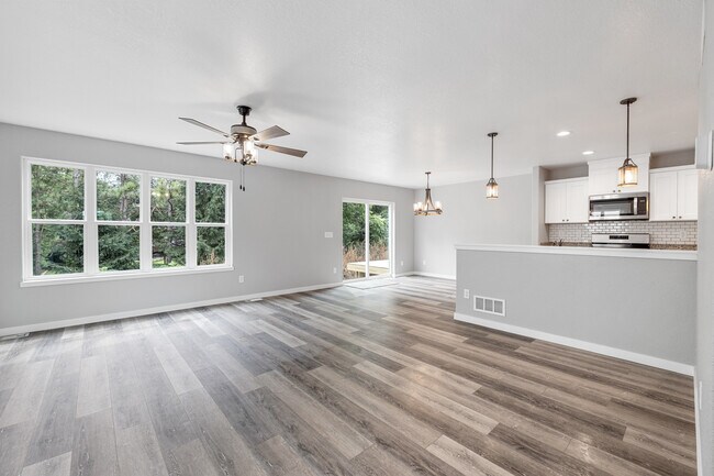 Building Photo - 2109 Daisy Dr