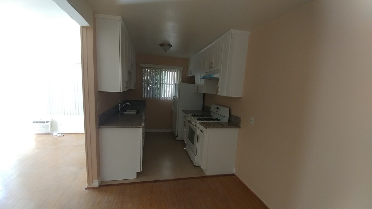 Primary Photo - 515 S Serrano Ave