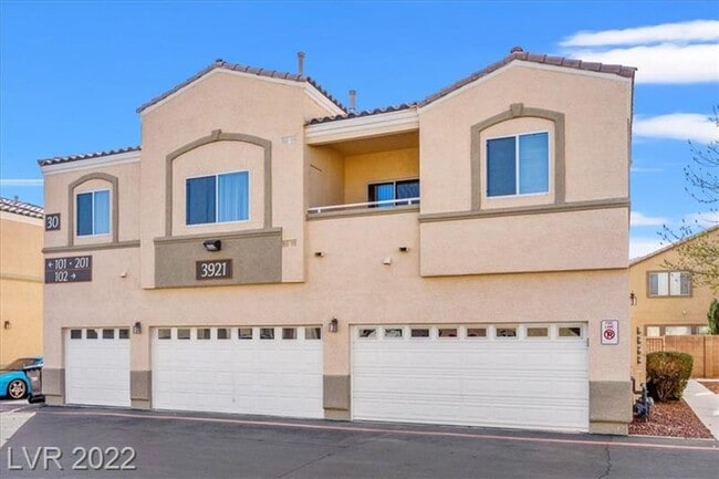 Building Photo - Gated community! 2 bedroom upstairs unit w...