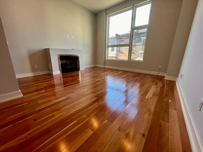 Building Photo - Stunning 3-Bedroom Townhouse with One Car ...