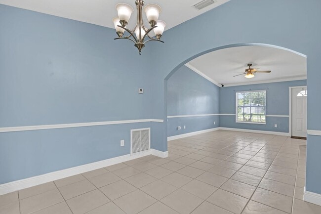 Foto del edificio - 17892 Hamlin Blvd