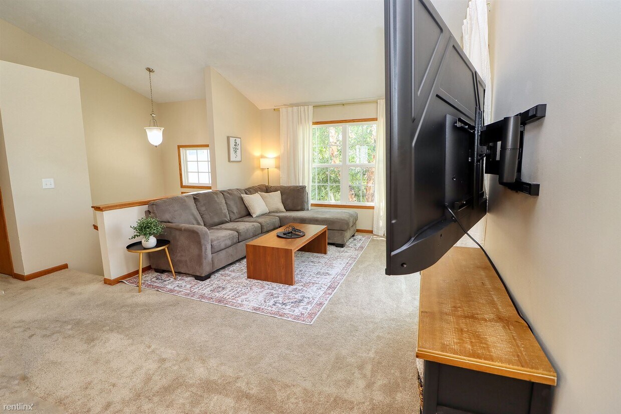 Foto principal - 4 br, 2 bath Townhome - 4032 North 56th St...