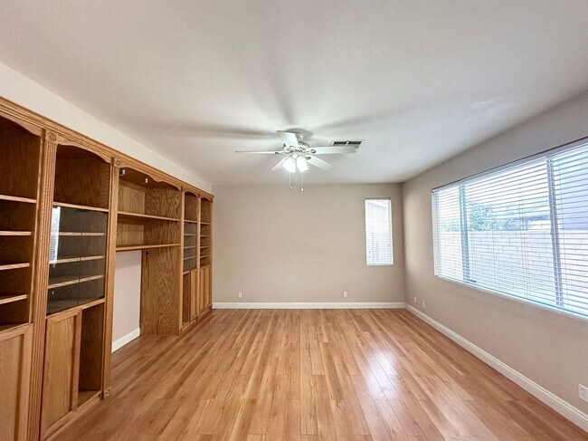 Foto del edificio - 9891 Ridge Hill Ave