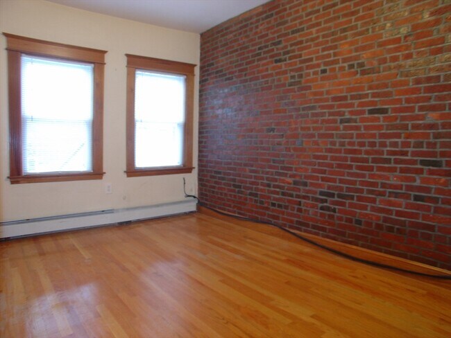 Foto del edificio - 527 E 3rd St