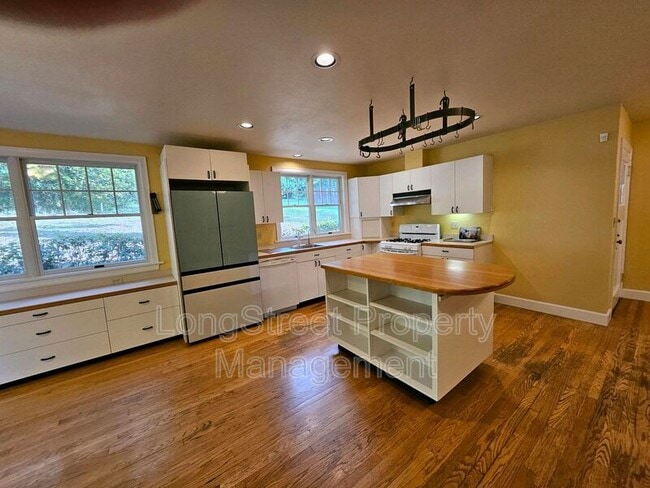 Foto del edificio - 10309 NW Thompson Rd