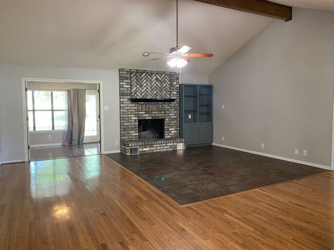 Foto del edificio - 3 BEDROOM, 3 BATHROOM, 2 LIVING AREAS, 2 D...