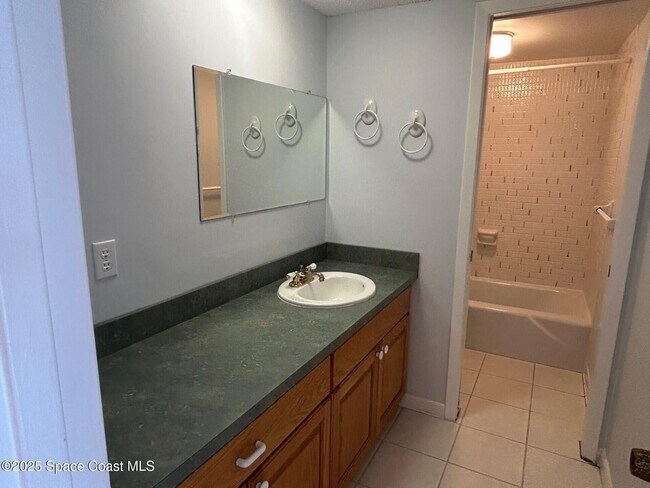 Foto del edificio - 2135 N Courtenay Pkwy