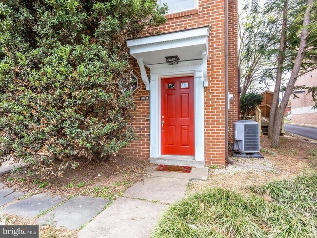 Building Photo - 1104 N QUINCY St