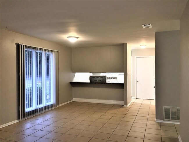 Building Photo - 1370 Langley Ave