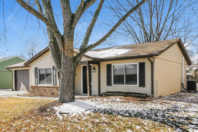 Building Photo - 728 Holiday Dr