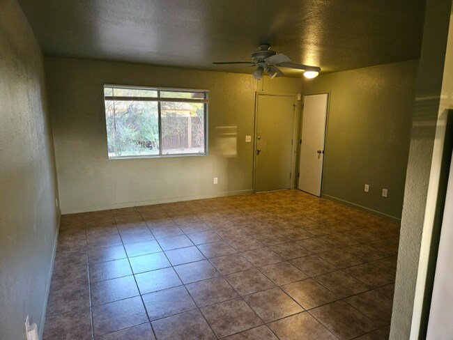 Foto del edificio - 1607 N Louis Ln