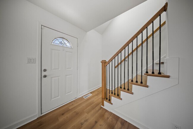 Building Photo - 3 Bedroom 2 Full Bath Home For Rent near Post!