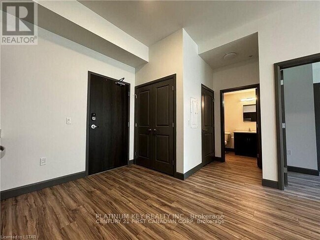 Photo du bâtiment - 22645 Adelaide Rd