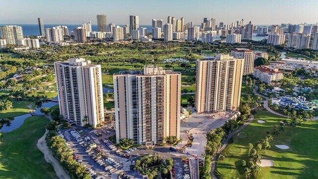 Foto del edificio - 20335 W Country Club Dr