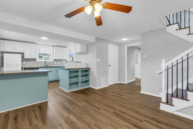Building Photo - 4 bed, 2 bath, updated interior, AVAILABLE...
