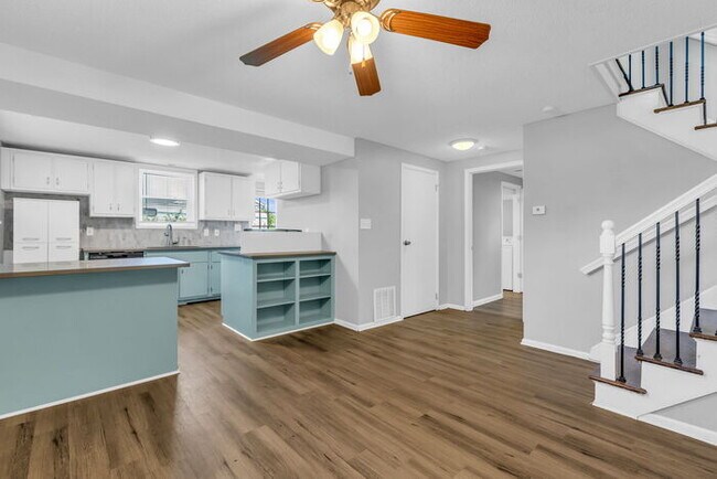 Foto del edificio - 4 bed, 2 bath, updated interior, AVAILABLE...