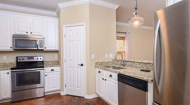 Foto del edificio - 15660 Silverhill Ave