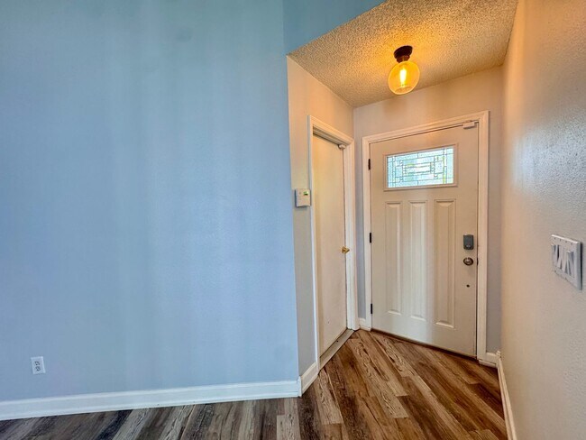 Building Photo - Charming Remodeled 3 Bedroom, 2 Bath Singl...