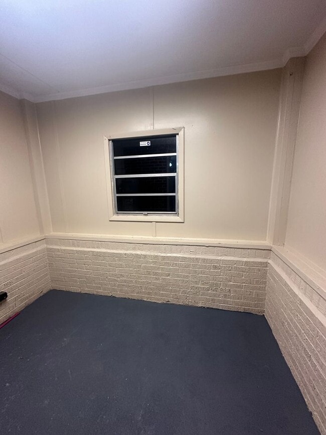 Building Photo - 3 BEDROOM/1 BATH HOUSE