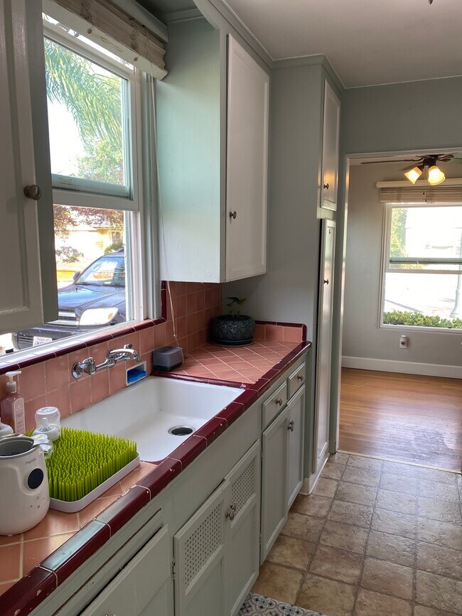 Kitchen - 4766 Aragon Dr