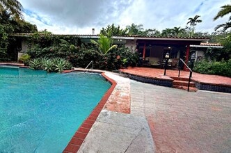 Building Photo - 1915 Country Club Prado