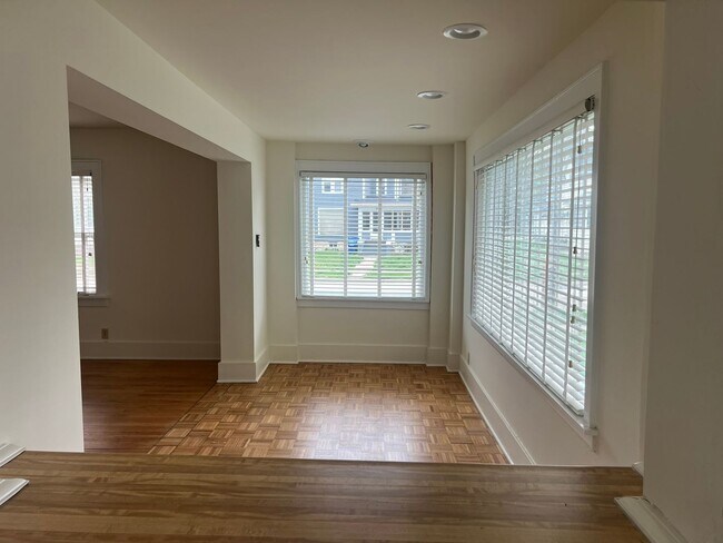 Foto del edificio - 240 W Locust St