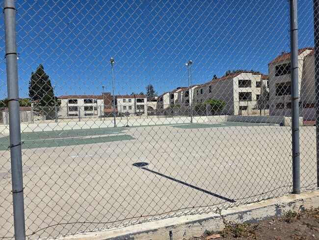 Building Photo - Santa Ana.  2 bedroom, 2 bathroom apartment!