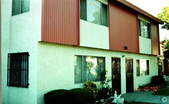 Building Photo - 925 Cherry Ave