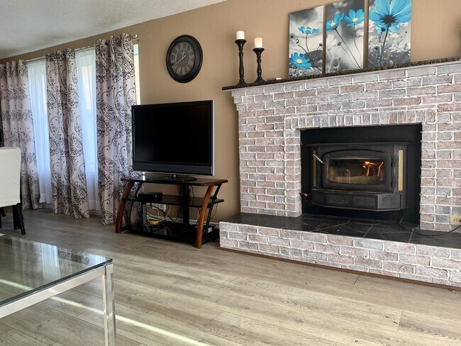 Building Photo - 1329 108 Ave