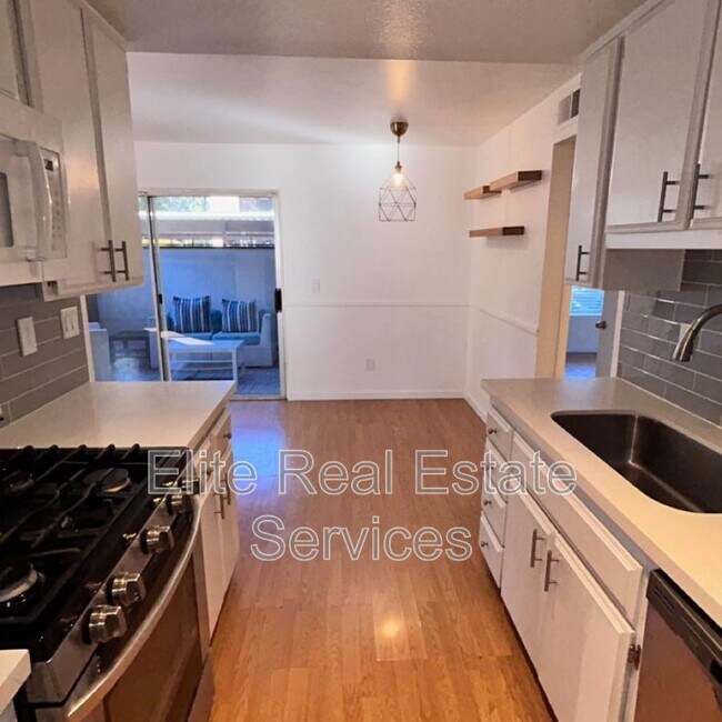 Foto del edificio - 6540 College Grove Dr