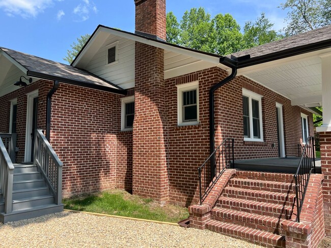 Building Photo - "Character Revived" Etowah Home and Guest ...