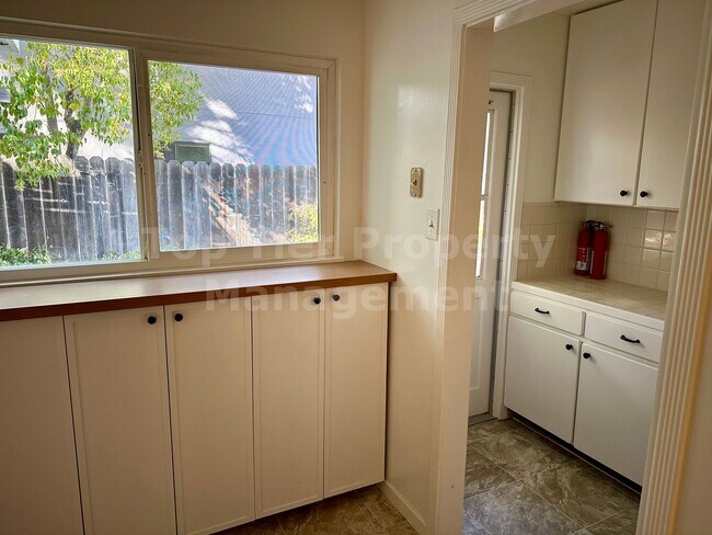 Building Photo - Charming 3 Bed / 1 Bath / 1,364 Sqft House...