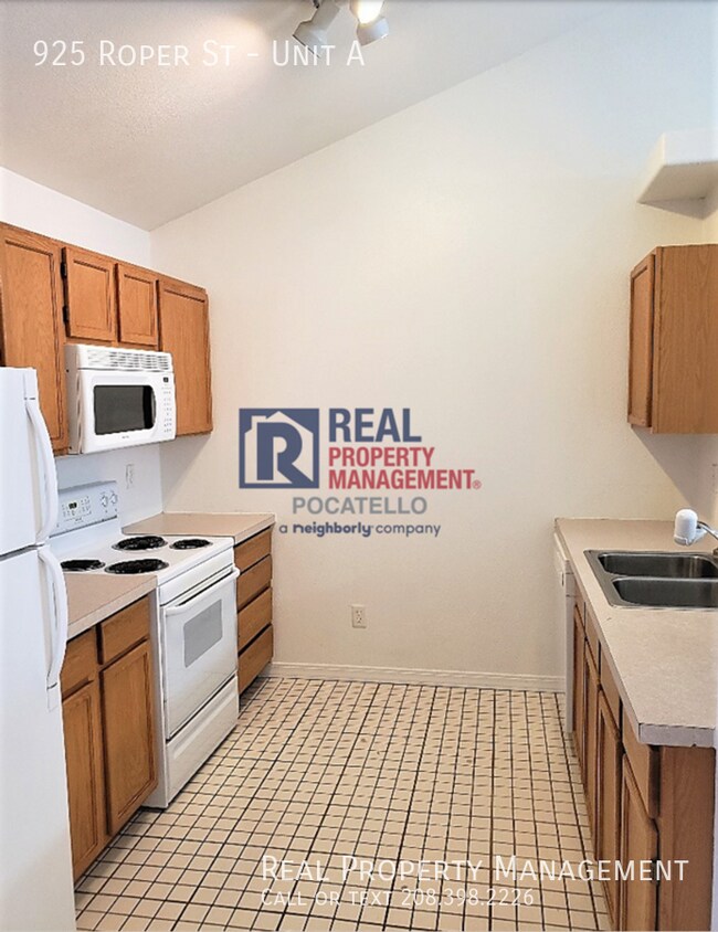 Building Photo - 2 Bedroom 1 Bath duplex - Pet friendly - 1...