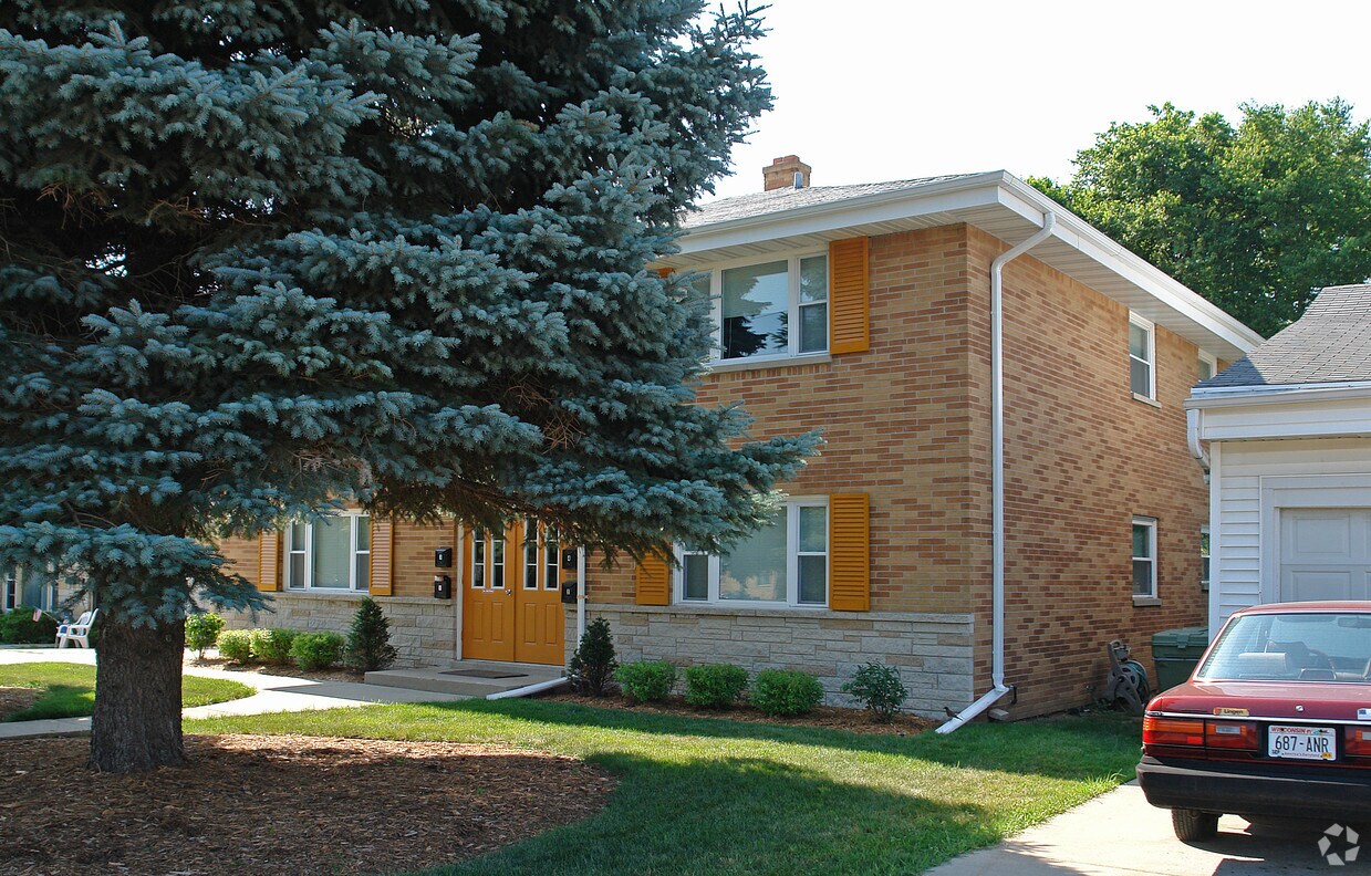 8315 W Oklahoma Ave, Milwaukee, WI 53219 Apartments in Milwaukee, WI