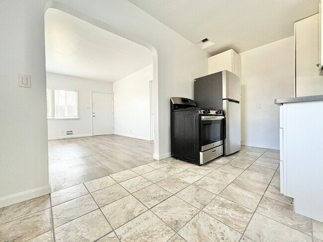 Building Photo - 821 Maple St Santa Monica CA 90405