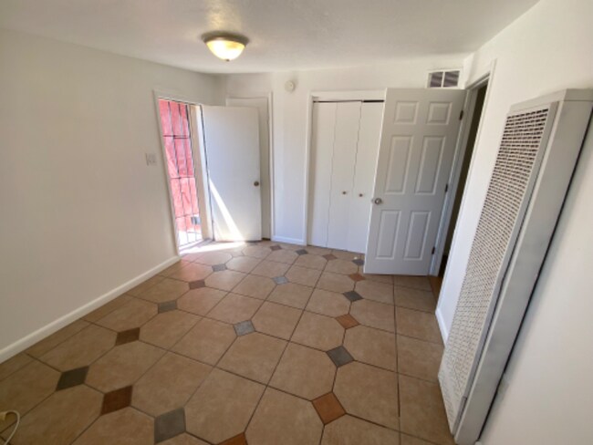Building Photo - 3326 N Fontana Ave
