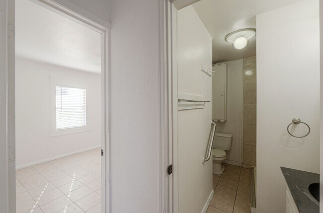 Foto del edificio - 2 Room 1 Bath Cottage with Huge Backyard