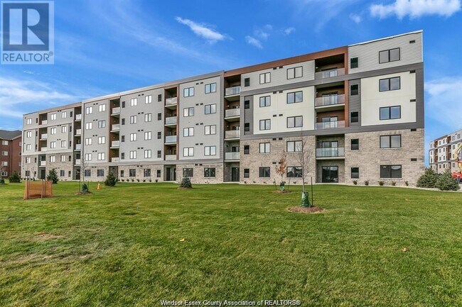Photo du bâtiment - 2600 Sandwich W Pkwy