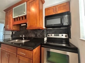 Building Photo - 2880 Pine Tree Dr