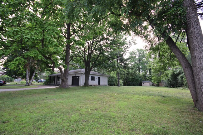 Photo du bâtiment - 4 Bedroom House With HUGE Yard