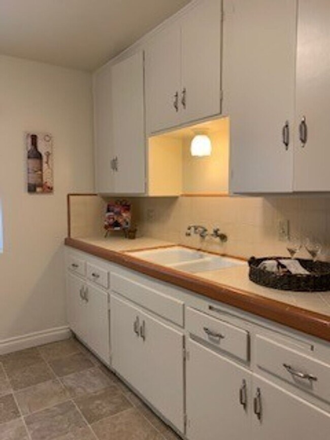 Building Photo - 2 bedroom, 1 bath, upper level unit