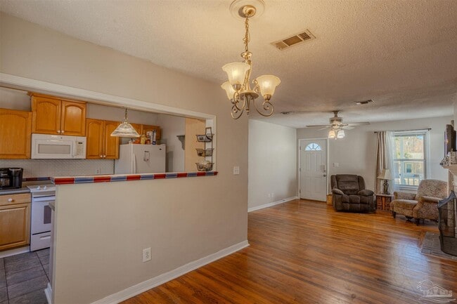 Building Photo - 402 SE Syrcle Dr