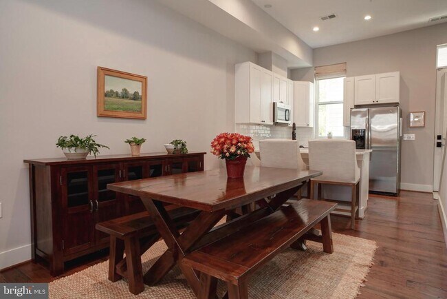 Foto del edificio - 3542 Warder St NW