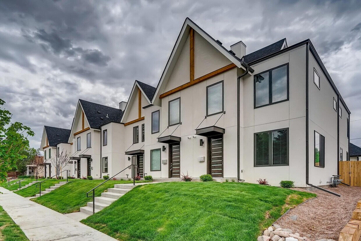 Primary Photo - Amenity - Packed 3 Bedroom Townhome for Rent